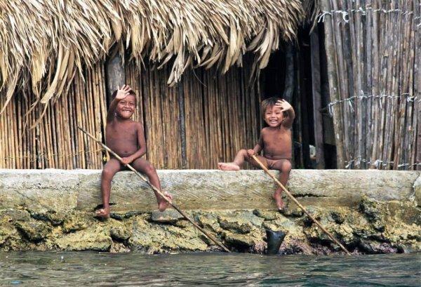 ni U00f1os saludando en pueblo