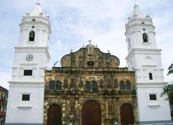 plaza catedral casco viejo panama